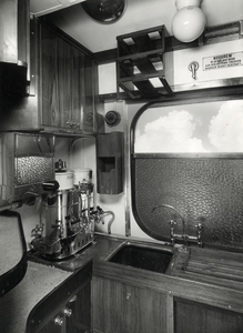 807110 Interieur van een electrisch treinstel mat. 1936 van de N.S.: keuken.
